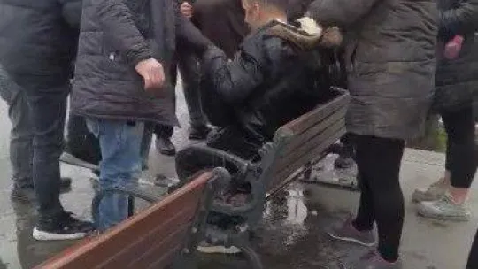 İstanbul Boğazı'nda görme engelli çift denize düştü: Vatandaşlar çığlıklara koşup kurtardı