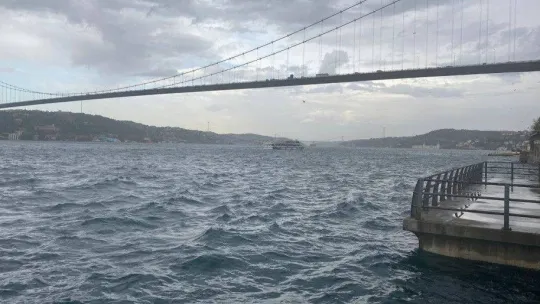 İstanbul Boğazı'nda şiddetli rüzgar etkili oldu
