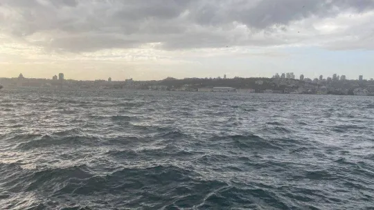 İstanbul Boğazı'nda şiddetli rüzgar etkili oldu
