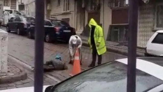 İstanbul'da 'bakım yapıyoruz' yalanıyla kablo çalan hırsızlar yakalandı