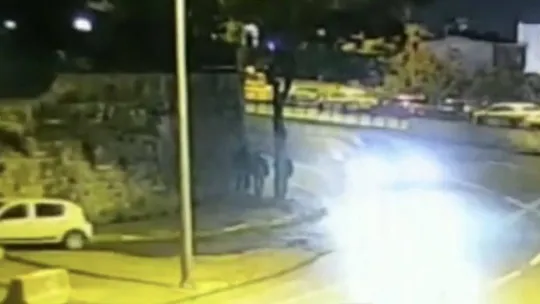 İstanbul'da 'silkeleme' yöntemiyle yankesicilik: Hırsızlar çaldığı telefonu takside düşürdü