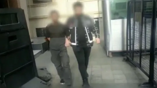 İstanbul'da 'silkeleme' yöntemiyle yankesicilik: Hırsızlar çaldığı telefonu takside düşürdü