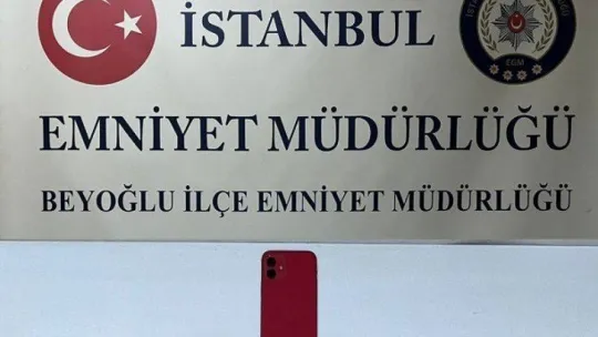 İstanbul'da 'silkeleme' yöntemiyle yankesicilik: Hırsızlar çaldığı telefonu takside düşürdü