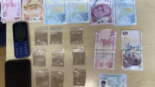 İstanbul'da 1,5 milyon liralık kokain operasyonu kamerada