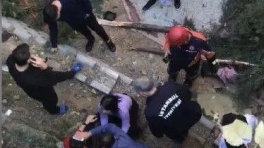 İstanbul'da akıl almaz kaza kamerada: Araç 25 metreden aşağıya uçtu
