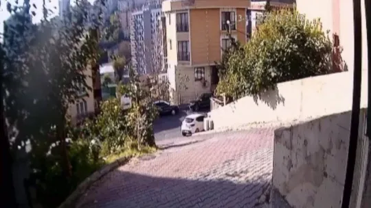 İstanbul'da akıl almaz kaza kamerada: Araç 25 metreden aşağıya uçtu