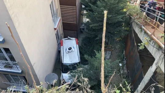 İstanbul'da akıl almaz kaza kamerada: Araç 25 metreden aşağıya uçtu