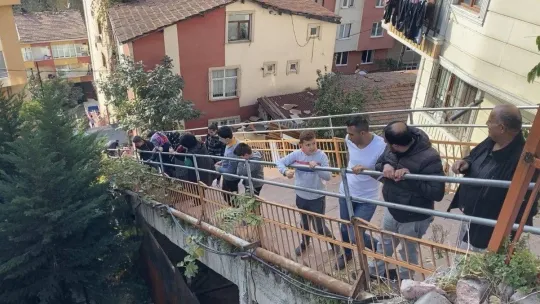 İstanbul'da akıl almaz kaza kamerada: Araç 25 metreden aşağıya uçtu