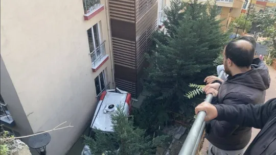 İstanbul'da akıl almaz kaza kamerada: Araç 25 metreden aşağıya uçtu