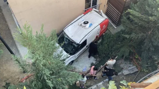 İstanbul'da akıl almaz kaza kamerada: Araç 25 metreden aşağıya uçtu