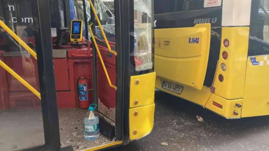 İstanbul'da akıl almaz kaza kamerada: Sıkışan şoförü 10 tonluk otobüsü itip kurtardılar
