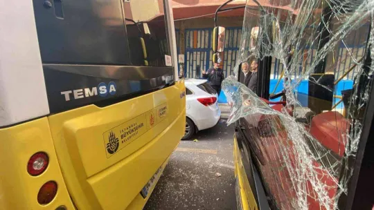 İstanbul'da akıl almaz kaza kamerada: Sıkışan şoförü 10 tonluk otobüsü itip kurtardılar