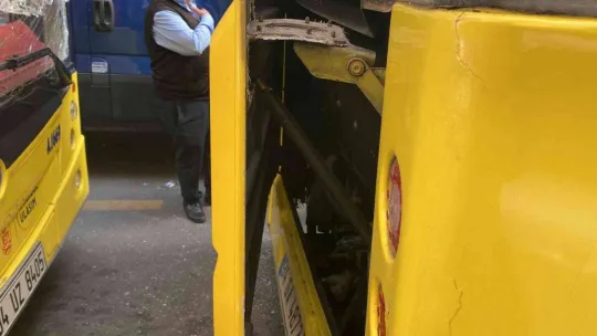 İstanbul'da akıl almaz kaza kamerada: Sıkışan şoförü 10 tonluk otobüsü itip kurtardılar