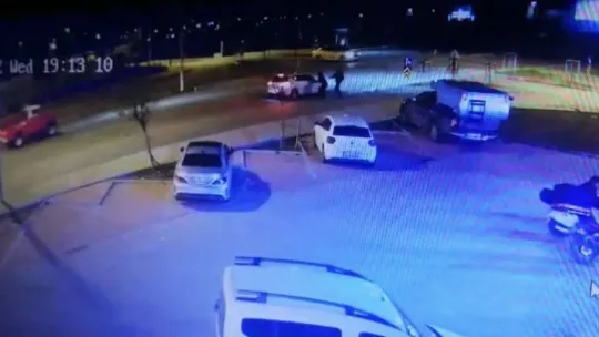 İstanbul'da akıl almaz olay kamerada: İçecek almak isterken 40 saniyede otomobili çalındı