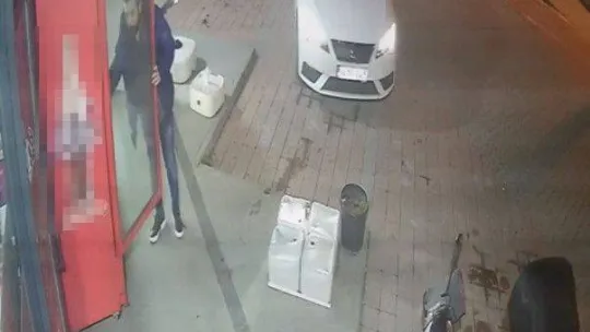 İstanbul'da akıl almaz olay kamerada: İçecek almak isterken 40 saniyede otomobili çalındı