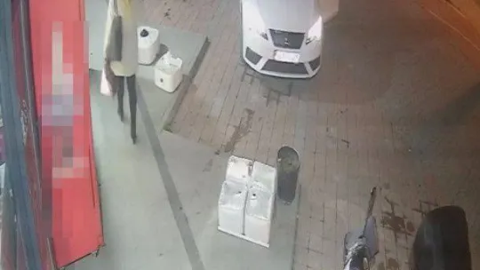 İstanbul'da akıl almaz olay kamerada: İçecek almak isterken 40 saniyede otomobili çalındı