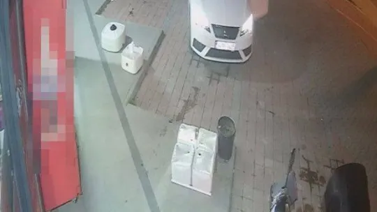 İstanbul'da akıl almaz olay kamerada: İçecek almak isterken 40 saniyede otomobili çalındı