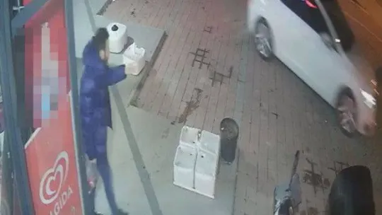 İstanbul'da akıl almaz olay kamerada: İçecek almak isterken 40 saniyede otomobili çalındı