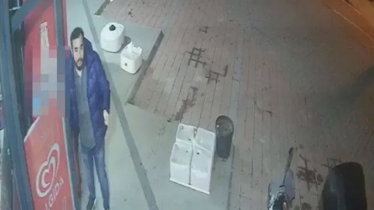 İstanbul'da akıl almaz olay kamerada: İçecek almak isterken 40 saniyede otomobili çalındı
