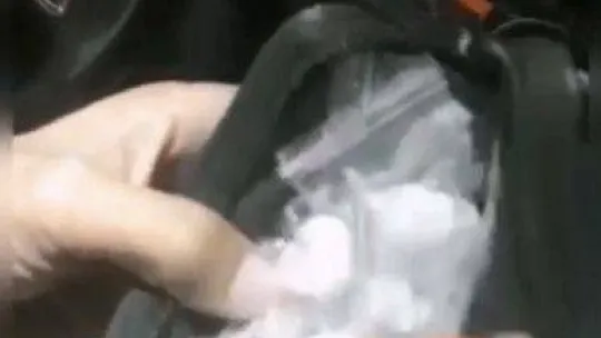 İstanbul'da akıl almaz torbacı düzeneği kamerada: Zuladan kokain fışkırdı