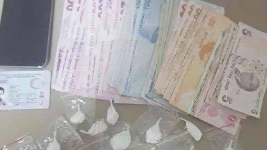 İstanbul'da akıl almaz torbacı düzeneği kamerada: Zuladan kokain fışkırdı