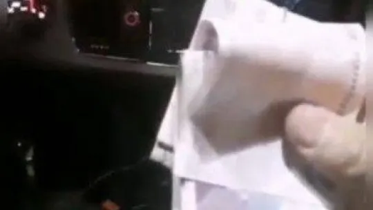 İstanbul'da akıl almaz torbacı düzeneği kamerada: Zuladan kokain fışkırdı