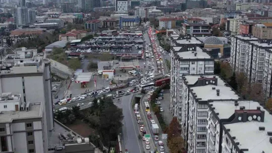 İstanbul'da alışveriş nedeniyle trafik yoğunluğu oluştu