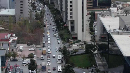 İstanbul'da alışveriş nedeniyle trafik yoğunluğu oluştu