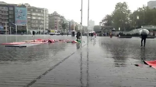 İstanbul'da aniden bastıran yağış, vatandaşlara zor anlar yaşattı