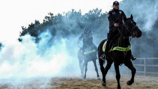 İstanbul'da atlı polislerden nefes kesen tatbikat