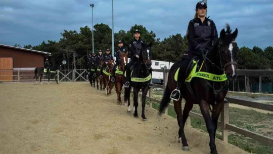 İstanbul'da atlı polislerden nefes kesen tatbikat
