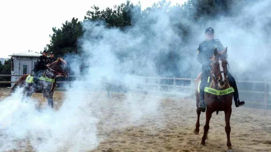 İstanbul'da atlı polislerden nefes kesen tatbikat