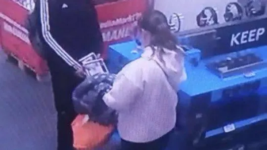 İstanbul'da AVM'de alüminyum folyolu torbayla hırsızlık kamerada: Kadın hırsız x-ray cihazına yakalandı