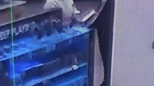 İstanbul'da AVM'de alüminyum folyolu torbayla hırsızlık kamerada: Kadın hırsız x-ray cihazına yakalandı