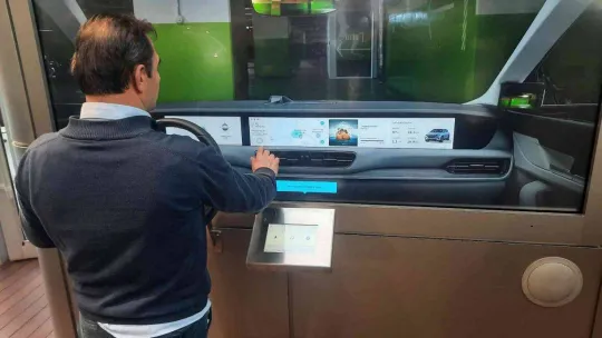 İstanbul'da AVM'de sergilenen Togg'a yoğun ilgi