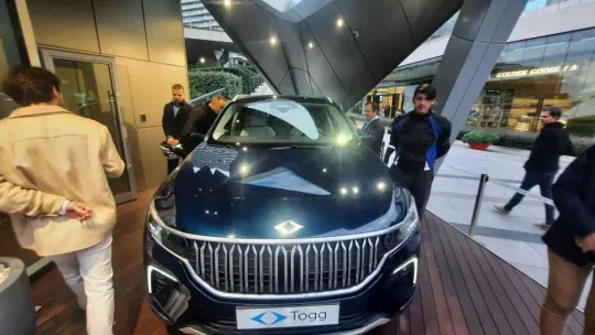 İstanbul'da AVM'de sergilenen Togg'a yoğun ilgi