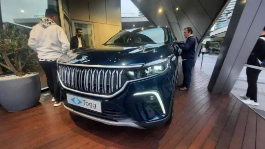 İstanbul'da AVM'de sergilenen Togg'a yoğun ilgi