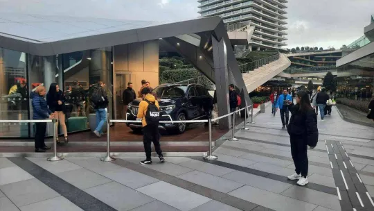 İstanbul'da AVM'de sergilenen Togg'a yoğun ilgi