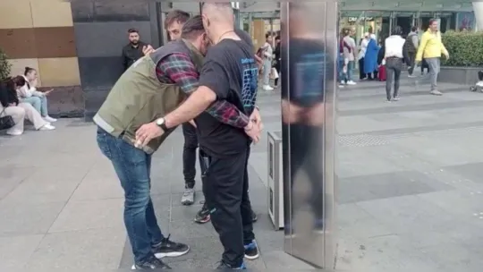 İstanbul'da AVM'lerde eş zamanlı 'yabancı şahıs' denetimi: Üstünden silah çıktı