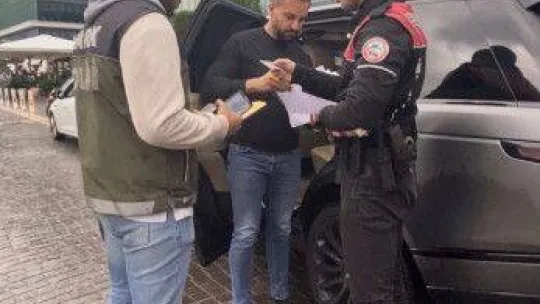 İstanbul'da AVM'lerde eş zamanlı 'yabancı şahıs' denetimi: Üstünden silah çıktı