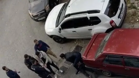 İstanbul'da bıçaklı gaspçıların yakalandığı anlar kamerada: Polise yemin ederek yalvardılar