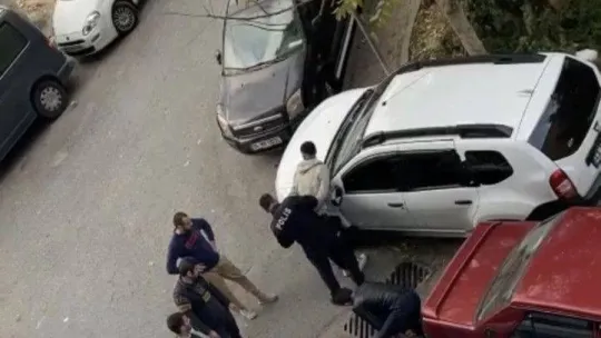İstanbul'da bıçaklı gaspçıların yakalandığı anlar kamerada: Polise yemin ederek yalvardılar