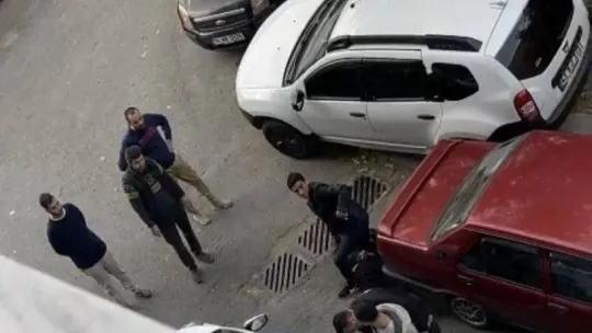 İstanbul'da bıçaklı gaspçıların yakalandığı anlar kamerada: Polise yemin ederek yalvardılar