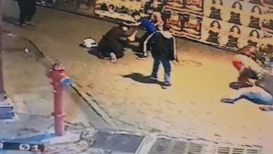 İstanbul'da bıçaklı ve kasklı kavga kamerada: Beşiktaş polisi saldırganları yakaladı