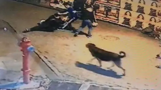 İstanbul'da bıçaklı ve kasklı kavga kamerada: Beşiktaş polisi saldırganları yakaladı