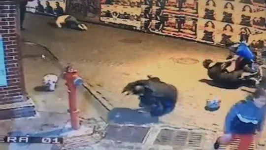 İstanbul'da bıçaklı ve kasklı kavga kamerada: Beşiktaş polisi saldırganları yakaladı