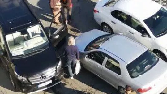 İstanbul'da bir garip yol verme kavgası: Güreşir gibi kavga ettiler