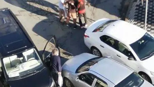 İstanbul'da bir garip yol verme kavgası: Güreşir gibi kavga ettiler