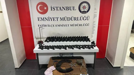 İstanbul'da cephanelik gibi eve operasyon kamerada