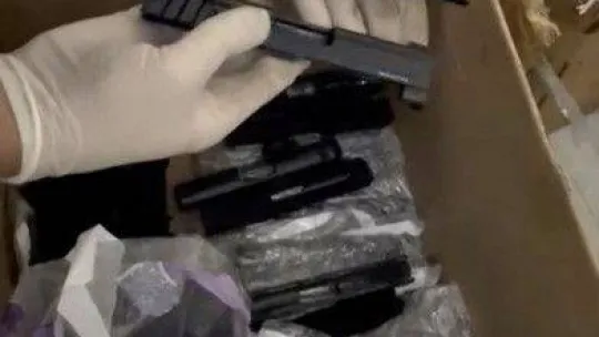 İstanbul'da cephanelik gibi eve operasyon kamerada